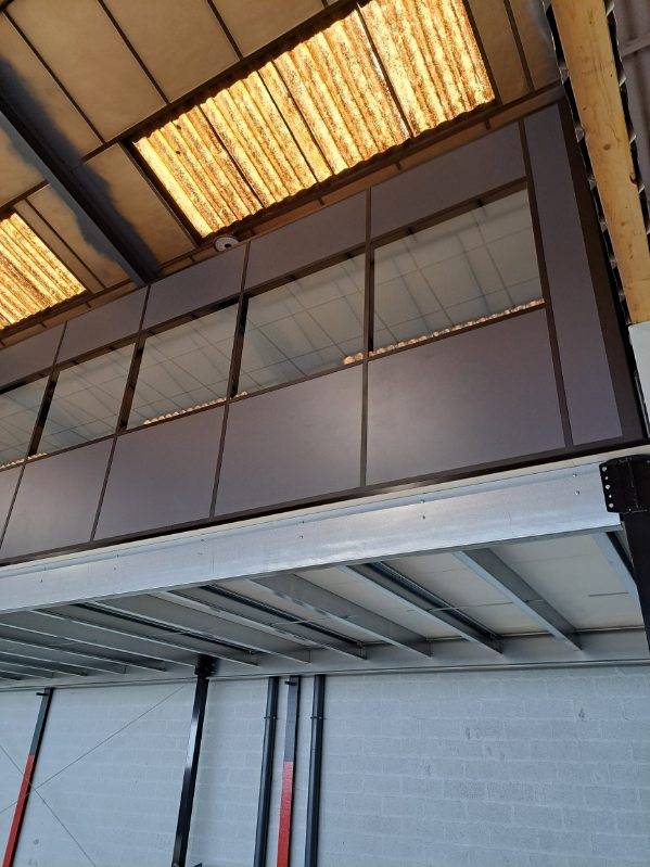 Pose de cloisons vitrées et pleines pour bureau sur mezzanine à Saint Etienne