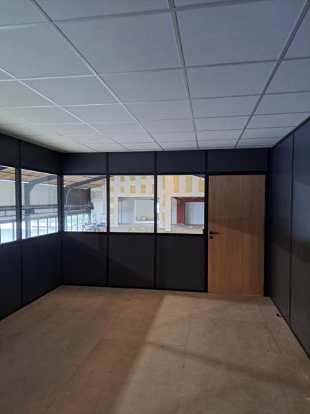 Pose de cloisons vitrées et pleines pour bureau sur mezzanine à Saint Etienne