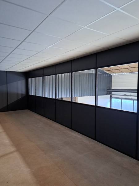 Pose de cloisons vitrées et pleines pour bureau sur mezzanine à Saint Etienne